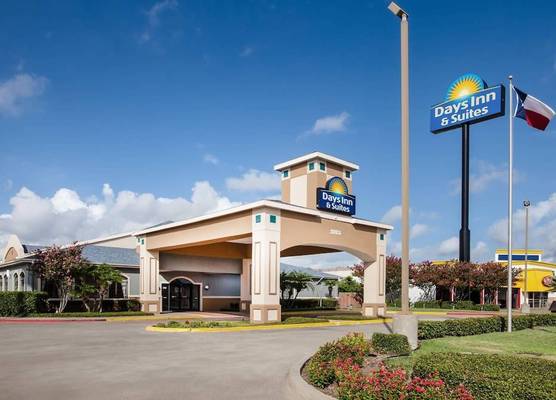 Days Inn & Suites by Wyndham Corpus Christi Central 1