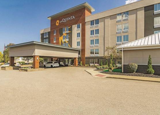 La Quinta Inn & Suites by Wyndham Cleveland Airport West 1