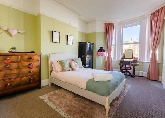 5-bed House With Distant sea Views in Plymouth 1