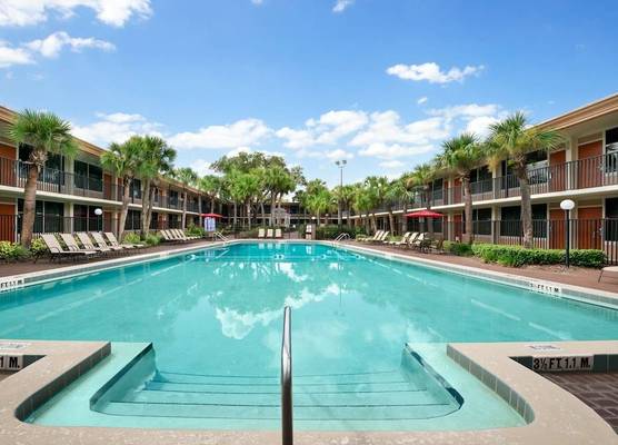 Ramada by Wyndham Kissimmee Gateway - Free Theme Park Shuttle 1