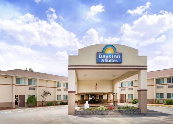 Days Inn & Suites by Wyndham Bridgeport - Clarksburg 1