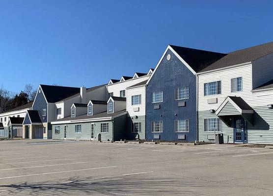 Days Inn & Suites by Wyndham Williamsburg IA North 1