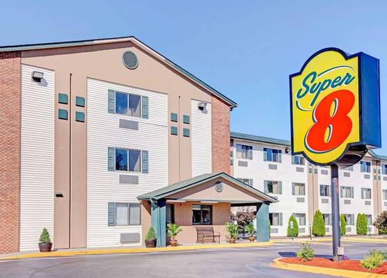 Super 8 by Wyndham Louisville Airport 1
