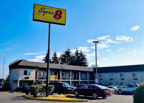 Super 8 by Wyndham Lynnwood 1