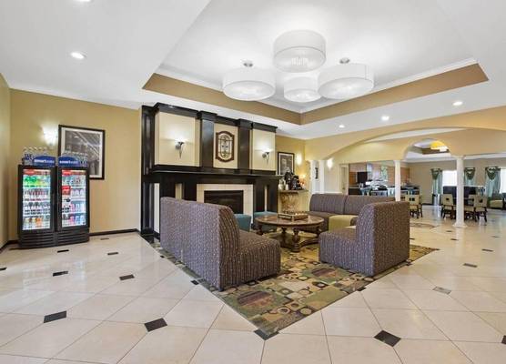 La Quinta Inn & Suites by Wyndham Pearland - Houston South 1