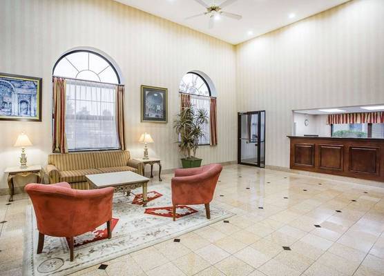 Days Inn & Suites by Wyndham Columbia Airport 1