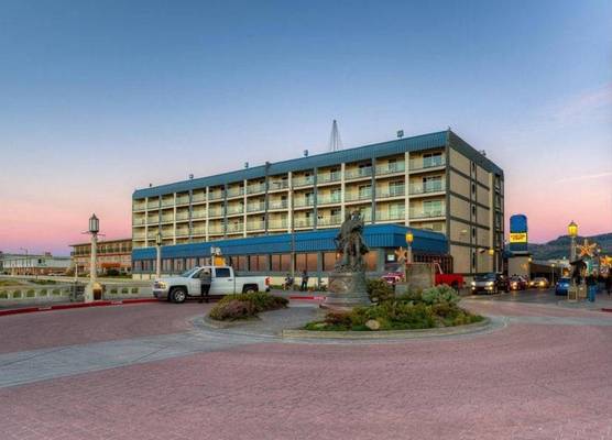 Promenade Inn & Suites Oceanfront 1