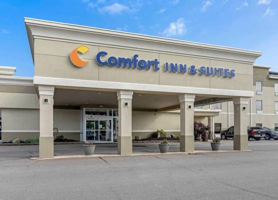 Comfort Inn & Suites Triadelphia - Wheeling 1