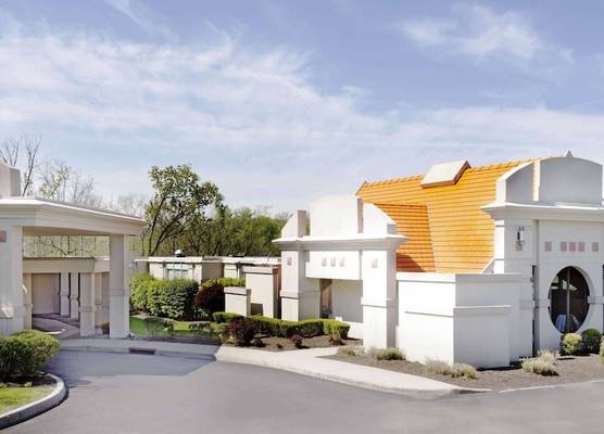 Howard Johnson by Wyndham Newburgh 1