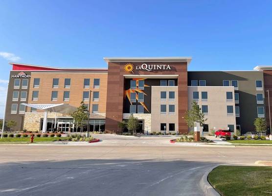 La Quinta Inn & Suites by Wyndham Pflugerville 1