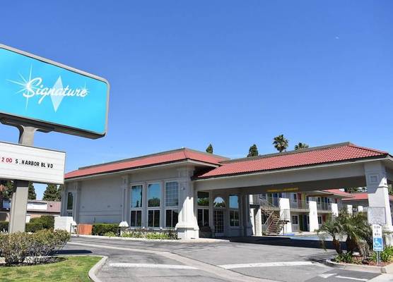 Signature Anaheim Maingate 1