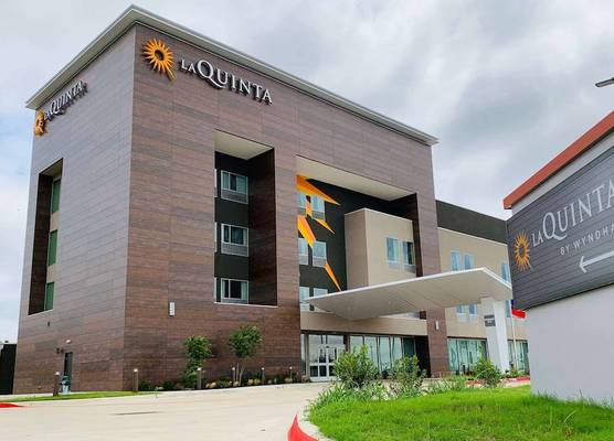 La Quinta Inn & Suites by Wyndham-Red Oak TX IH-35E 1