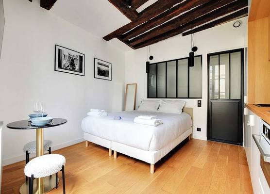 Charming studio A C - 2P - Le Marais 1