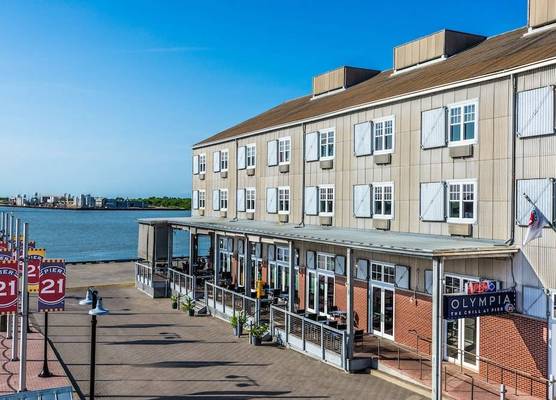 Harbor House Hotel and Marina at Pier 21 1