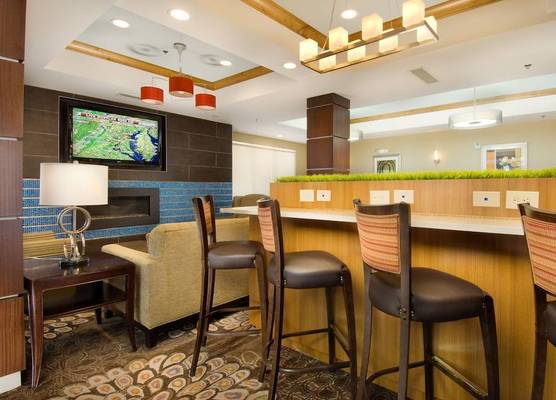 Holiday Inn Express & Suites ALEXANDRIA - FORT BELVOIR by IHG 1