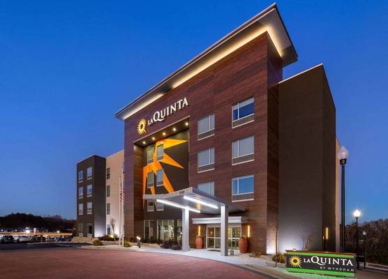 La Quinta Inn & Suites by Wyndham Locust Grove 1