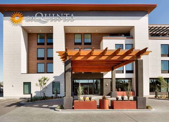 La Quinta Inn & Suites Santa Rosa Sonoma 1