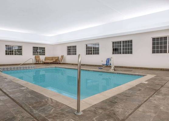 Super 8 by Wyndham Cedar Falls 1