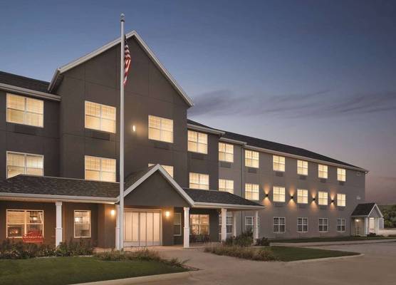 Country Inn & Suites by Radisson, Cedar Falls, IA 1
