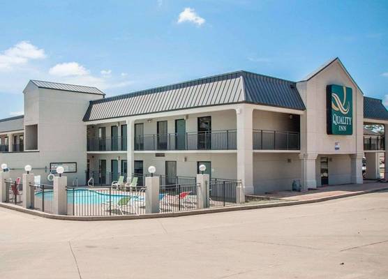 Quality Inn US65 & E Battlefield Rd Springfield 1