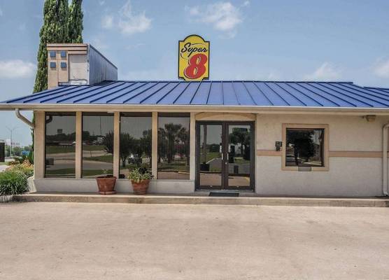 Super 8 by Wyndham San Marcos 1