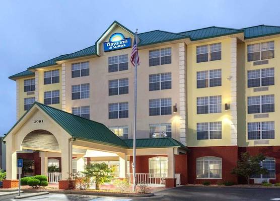 Days Inn & Suites by Wyndham Tucker/Northlake 1