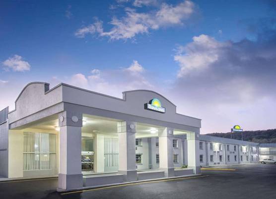 Days Inn by Wyndham Roanoke Hollins Near I-81 1