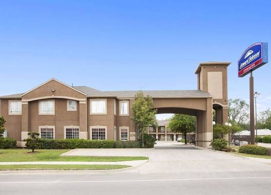 Howard Johnson by Wyndham Grand Prairie Near Lone Star Park 1