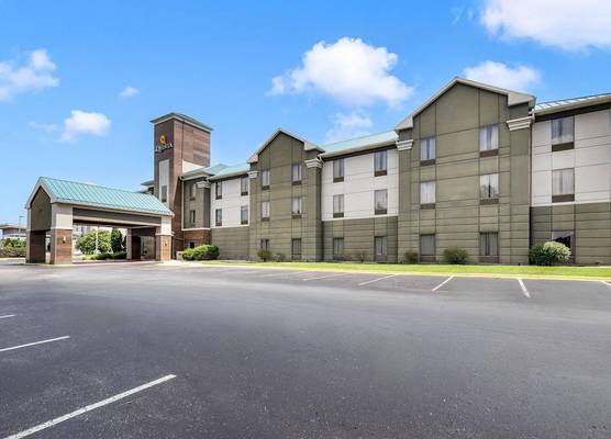 La Quinta Inn & Suites by Wyndham Louisville East 1