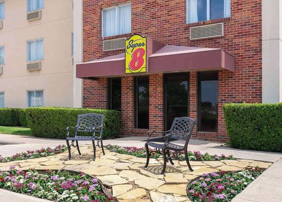 Super 8 by Wyndham Grapevine/DFW Airport Northwest 1