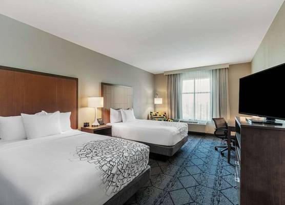 La Quinta Inn & Suites by Wyndham Kansas City Beacon Hill 1