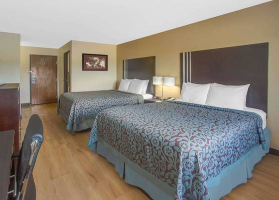 Days Inn by Wyndham Le Roy/Bloomington Southeast 1