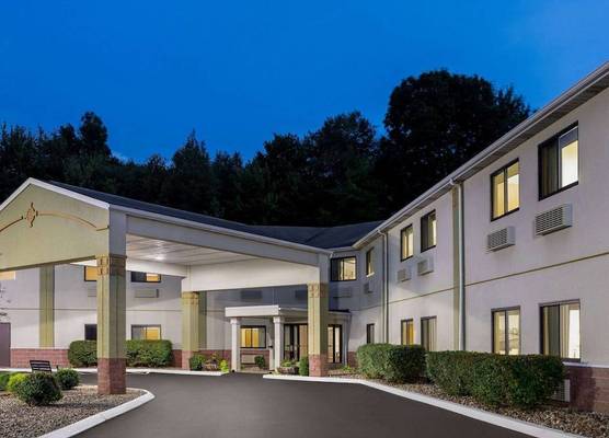 Super 8 by Wyndham Grove City 1