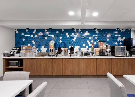 La Quinta Inn & Suites by Wyndham Houston Stafford Sugarland 1