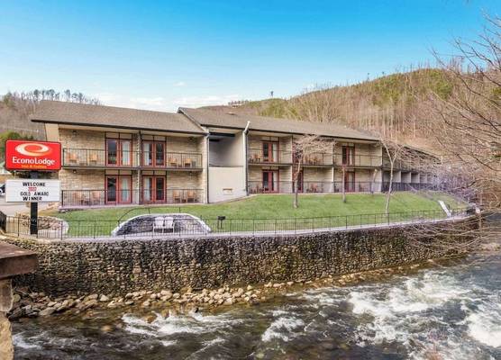 Econo Lodge Inn & Suites on the River 1