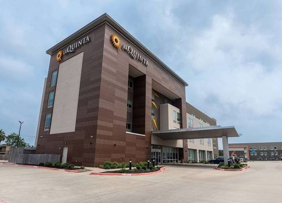 La Quinta Inn & Suites by Wyndham Corpus Christi Southeast 1