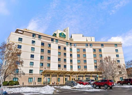 La Quinta Inn & Suites by Wyndham Boston Somerville 1