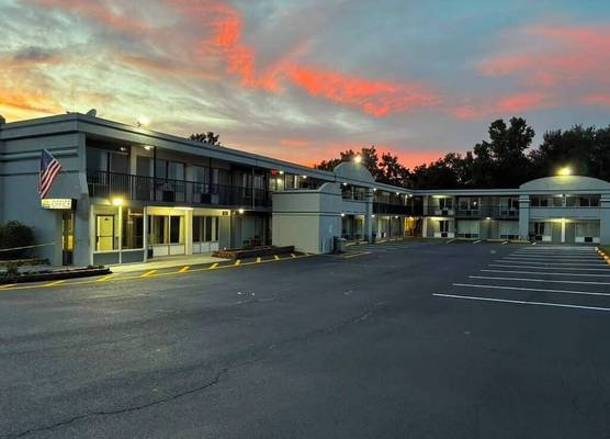 Days Inn & Suites by Wyndham Dayton North 1