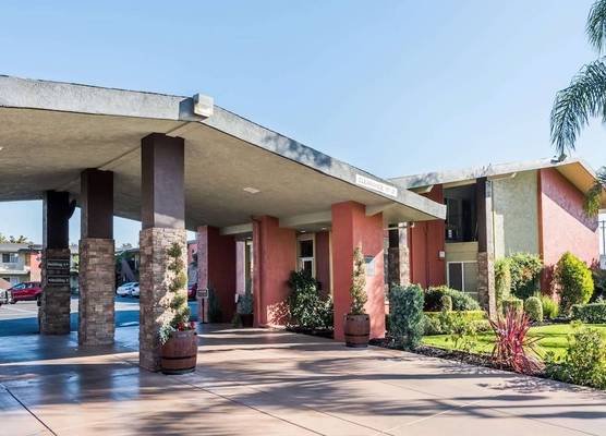Days Inn & Suites by Wyndham Lodi 1
