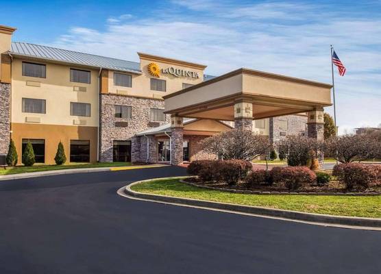 La Quinta Inn & Suites by Wyndham Fairborn Wright-Patterson 1