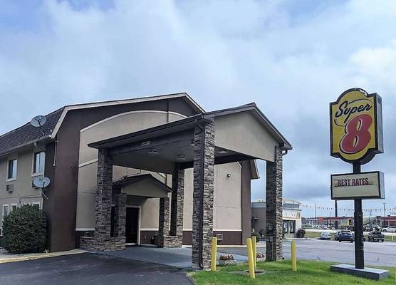 Super 8 by Wyndham Shelbyville 1