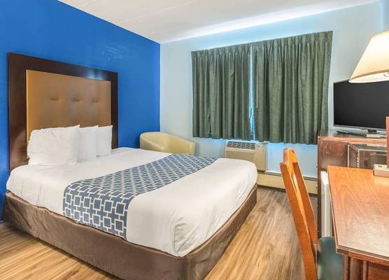 Econo Lodge Inn & Suites Windsor Locks Bradley Airport 1