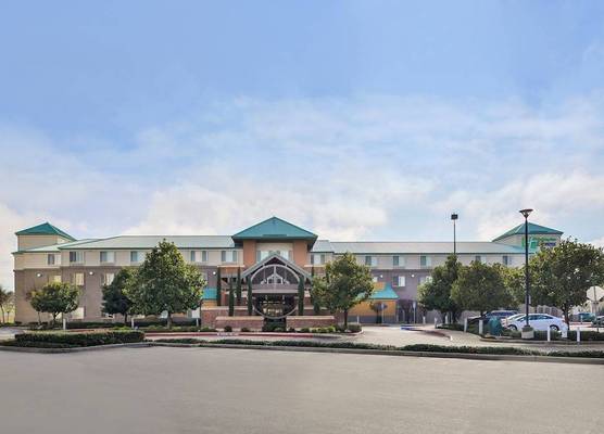 Holiday Inn Express & Suites ELK GROVE CENTRAL - HWY 99 by IHG 1