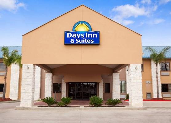 Days Inn & Suites by Wyndham Conroe North 1