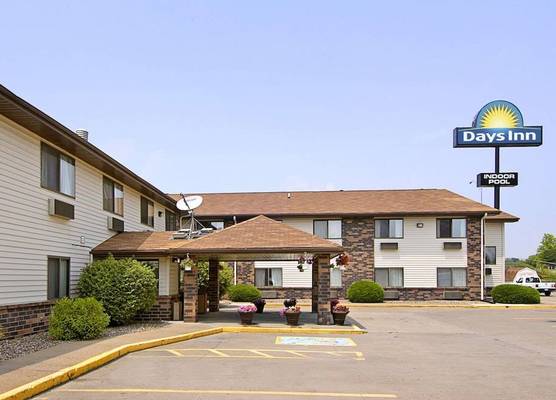 Days Inn & Suites by Wyndham Davenport East 1