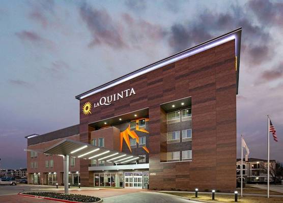 La Quinta Inn & Suites by Wyndham DFW Airport West-Glade 1