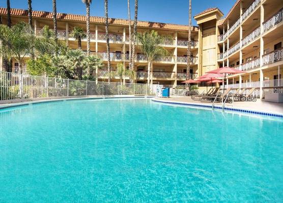 Ramada by Wyndham Burbank Airport 1
