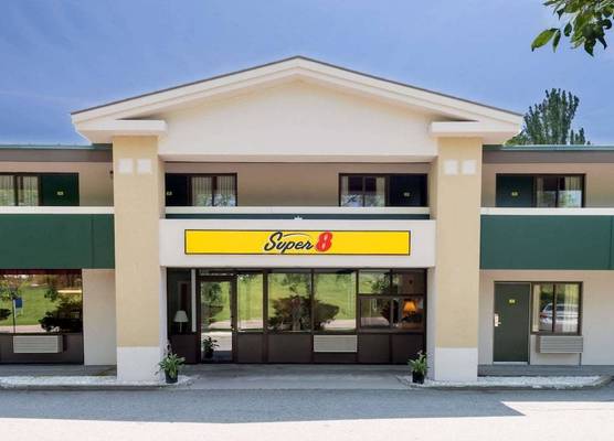 Super 8 by Wyndham White River Junction 1