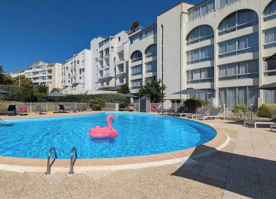 Résidence avec Piscine face au port 200m plage 1