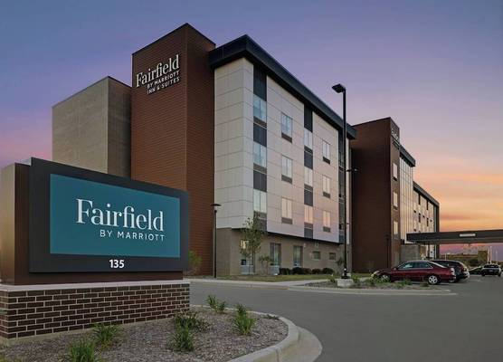 Fairfield Inn & Suites by Marriott Milwaukee Brookfield 1